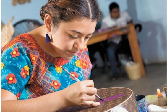 mujer guatemalteca bordando 