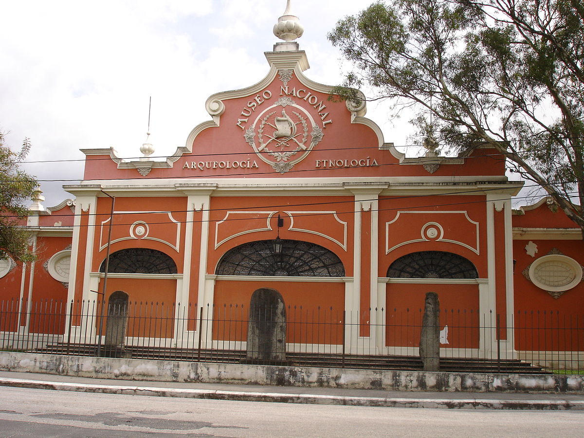 fachada de museo nacional de arqueologia y etnología de Guatemala