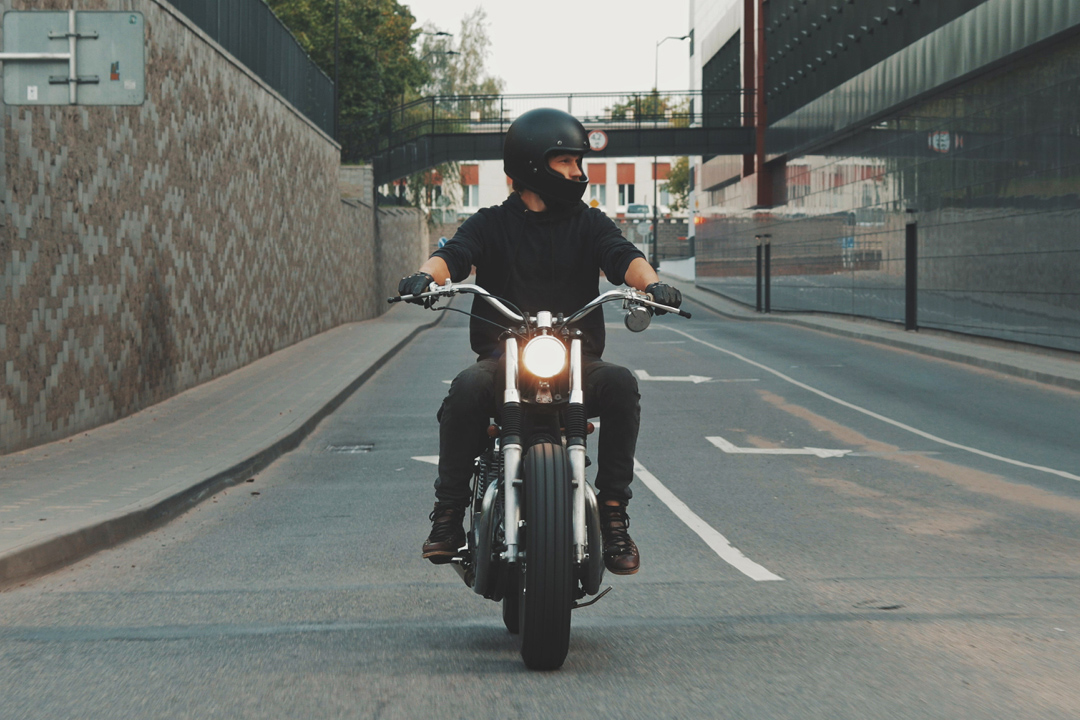 Hombre en motocicleta