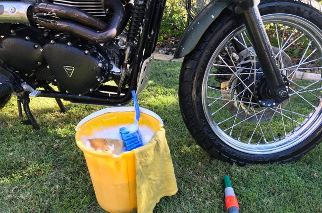 moto con jabón