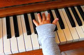 niño tocando piano