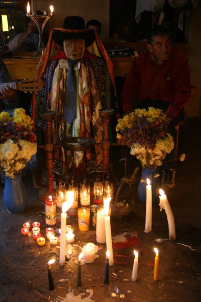 Maximón y santos populares mayas en Guatemala