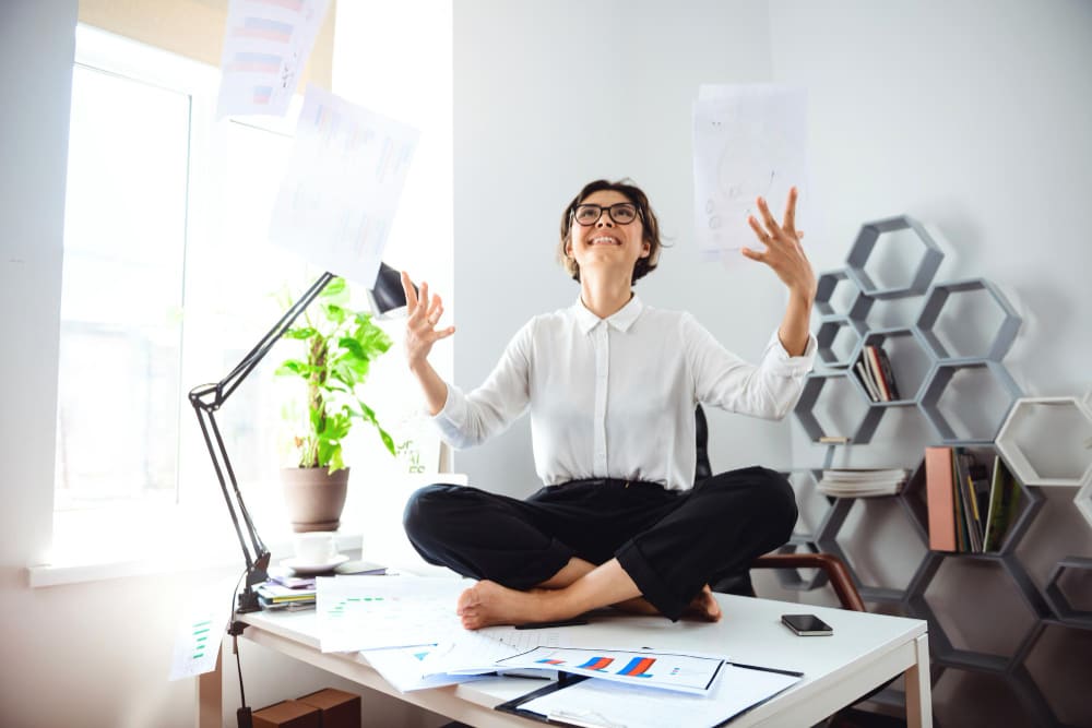 Alguien meditando en un espacio laboral moderno.