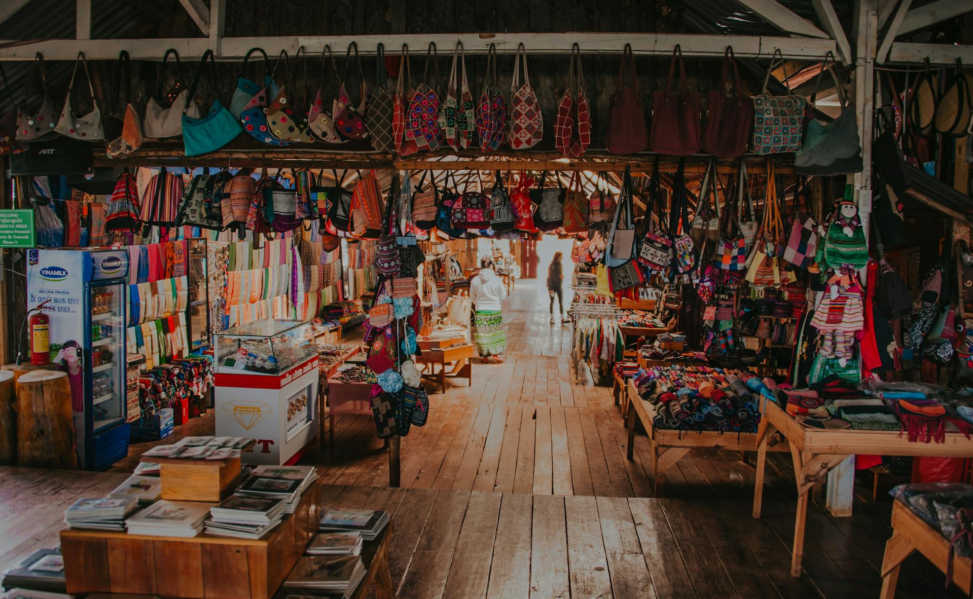 Mercado artesanal colorido
