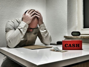 Hombre de negocios frustrado analizando problemas financieros y falta de seriedad en proveedores informales.
