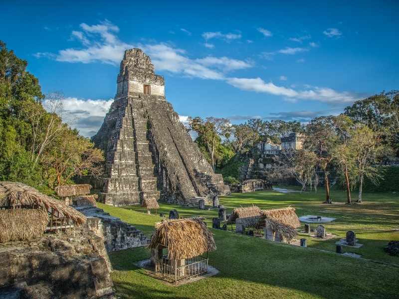 Vista de Tikal como uno de los lugares de Guatemala que muestran patrimonio e historia maya.