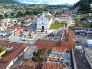 San Cristóbal Totonicapán ayuda a mirar el país desde sus raíces locales.