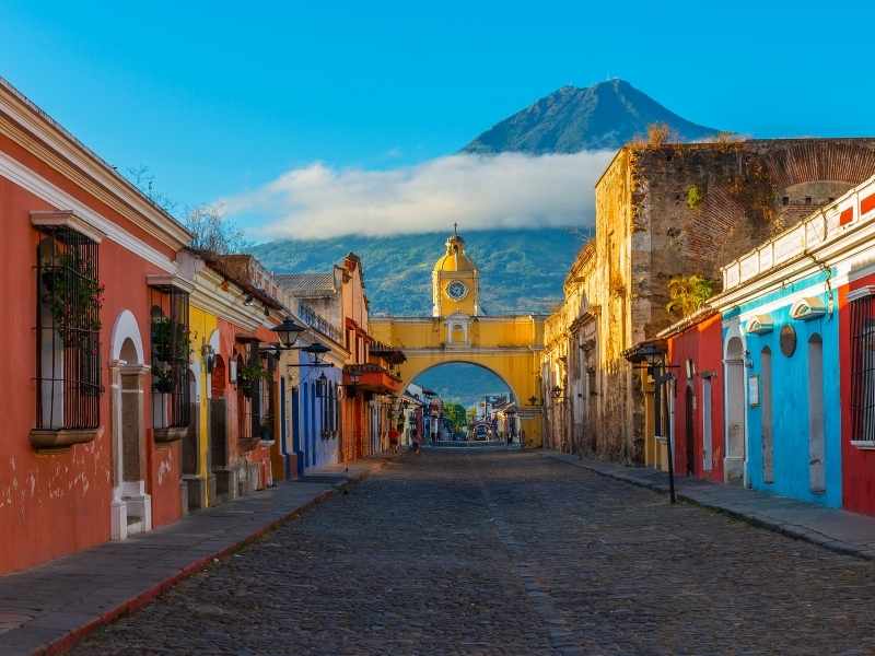 Visitantes recorriendo un destino cultural como parte del turismo en Guatemala y su identidad histórica.