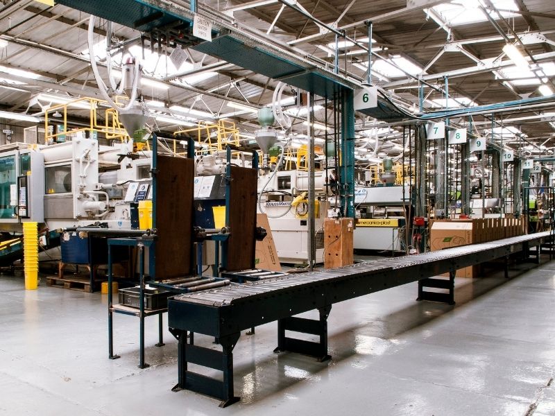 Una planta productiva genera movimiento laboral y comercial en su entorno inmediato.