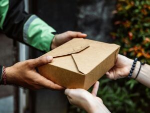 Proveedores locales entregan insumos y servicios a una planta industrial.