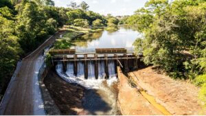 Vista aérea de una central hidroeléctrica con presa y embalse de agua utilizada para generar electricidad.