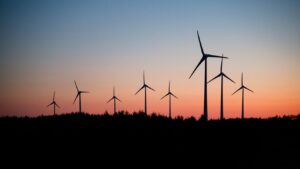 Aerogeneradores distribuidos en un parque eólico que aprovechan la fuerza del viento para producir electricidad.